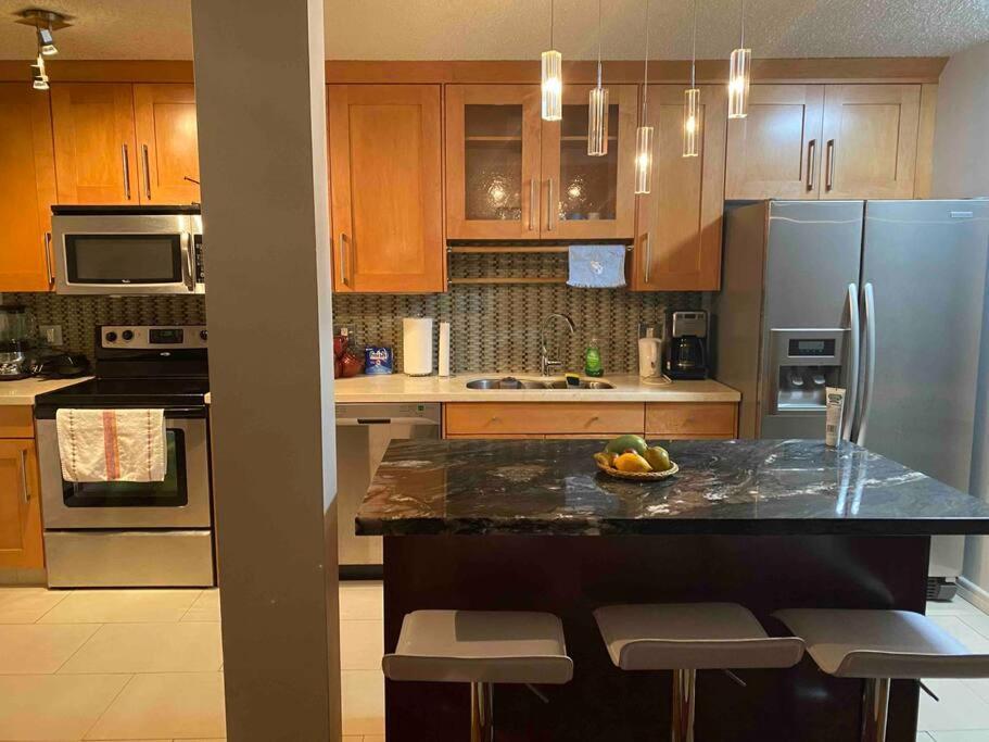 Beautiful Two Bedroom Apartment. YYC Buitenkant foto